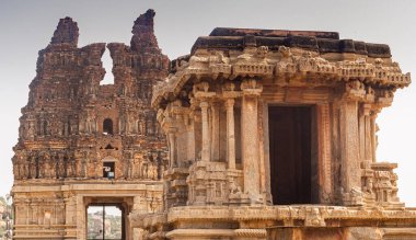 Arka planda giriş kapısı olan Hampi 'deki taş at arabasının farklı bir görüntüsü.