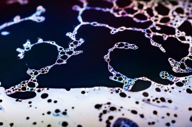 Bir sabun köpüğünün yüzeyindeki ışık tarafından oluşturulan güzel psikedelik soyutlama.