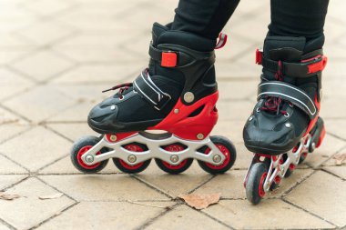 Parkta paten kayan bir çocuğun bacakları..