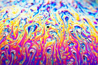 Bir sabun köpüğünün yüzeyindeki ışık tarafından oluşturulan güzel psikedelik soyutlama.