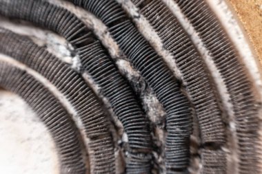 Yanmış ısıtma elementleri, kablolar ve kablolarla parçalanmış elektrik ocağı.