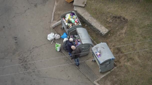 Belaya Tserkov Ucrania Noviembre 2021 Los Mendigos Buscan Comida Cubo — Vídeo de stock