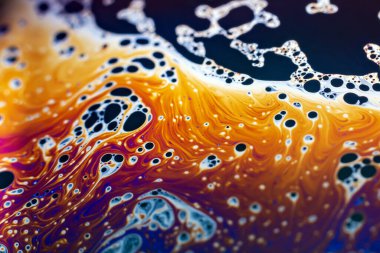 Bir sabun köpüğünün yüzeyindeki ışık tarafından oluşturulan güzel psikedelik soyutlama.