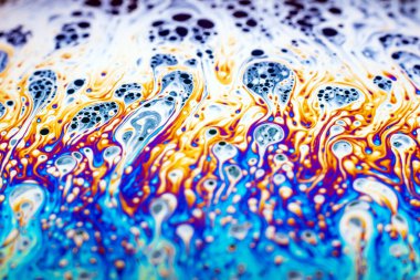 Bir sabun köpüğünün yüzeyindeki ışık tarafından oluşturulan güzel psikedelik soyutlama.