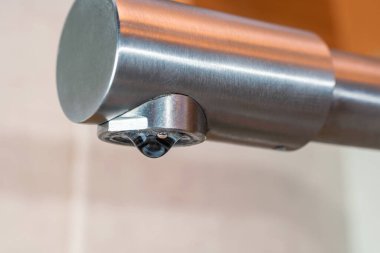 Damlayan musluktan bir damla su damlıyor..