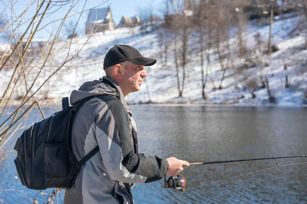 Ein Fischer Mit Angelrute Und Rucksack Fängt Frühjahr Fische Ufer — Stockfoto