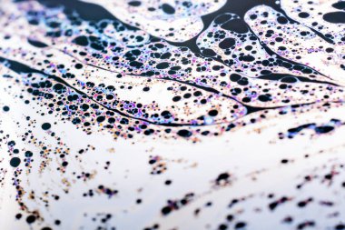 Bir sabun köpüğünün yüzeyindeki ışık tarafından oluşturulan güzel psikedelik soyutlama.