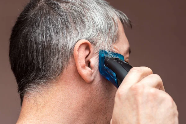 Man Cutting His Own Hair Clipper — Stock Photo, Image