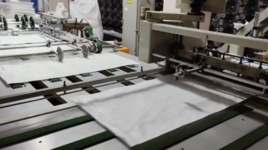 Polipropilen çanta üretimi için Atılgan. Polipropilen kumaş kesme makinesinde istenilen boyuta kesilir