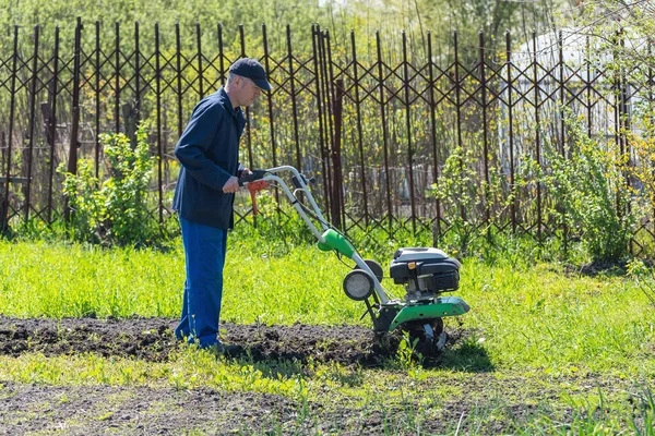 Αγρότης Οργώνει Έναν Καλλιεργητή Που Προετοιμάζει Έδαφος Για Σπορά — Φωτογραφία Αρχείου