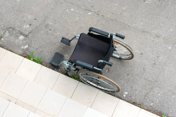 楼梯附近轮椅的俯瞰图 供病人使用的轮椅 — 图库照片