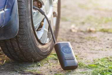 Arabanın lastiklerini kablosuz hava pompasıyla şişiriyorum..