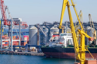 Depolama konteynırları ve limanda tahıl yüklemesi için tahıl ambarı. Tahıl taşımacılığı, tarım sektörü.