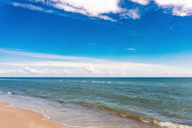 Güzel kumlu deniz kıyıları Mavi gökyüzü ve bulutlar.