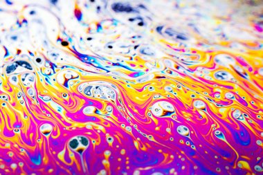 Bir sabun köpüğünün yüzeyindeki ışık tarafından oluşturulan güzel psikedelik soyutlama.