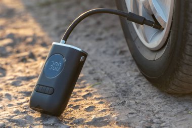 Arabanın lastiklerini kablosuz hava pompasıyla şişiriyorum..