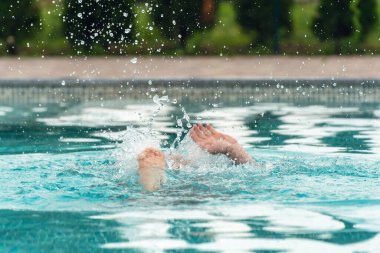 Suda boğulan bir adamın yardıma ihtiyacı var..