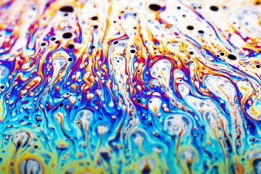 Bir sabun köpüğünün yüzeyindeki ışık tarafından oluşturulan güzel psikedelik soyutlama.