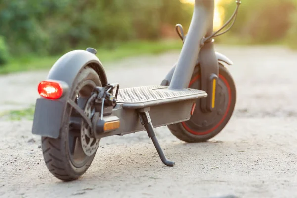 未舗装の道路上の電動スクーター 輸送の生態系モード — ストック写真