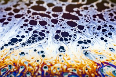 Bir sabun köpüğünün yüzeyindeki ışık tarafından oluşturulan güzel psikedelik soyutlama.