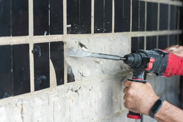 Builder Puncher Dismantles Old Tiles Concrete Wall — Stock Photo, Image