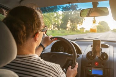 Araba kullanırken araba kullanan genç kız, dikiz aynası..