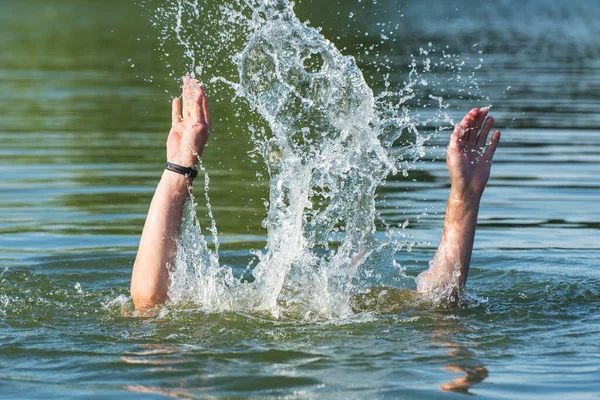 Tangan Seorang Pria Tenggelam Atas Air Membutuhkan Bantuan — Stok Foto