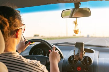 Araba kullanırken araba kullanan genç kız, dikiz aynası..