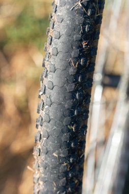 Eski bir bisikletin lastiği eskimiş..