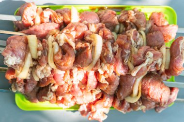 Sebzeli çiğ et, ızgaraya hazır..