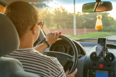 Araba kullanırken araba kullanan genç kız, dikiz aynası..