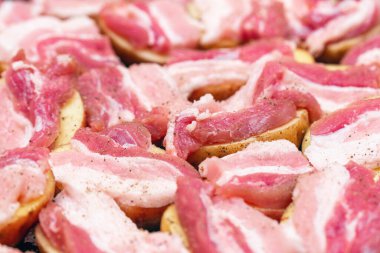 Pastırmalı çiğ patates, fırında pişirmeye hazır..