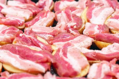 Pastırmalı çiğ patates, fırında pişirmeye hazır..