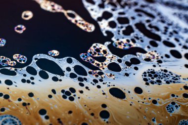 Bir sabun köpüğünün yüzeyindeki ışık tarafından oluşturulan güzel psikedelik soyutlama.