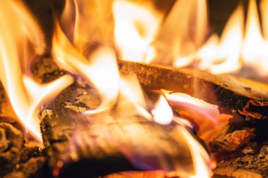 Karanlıkta yanan bir ateşin parlak alevi.