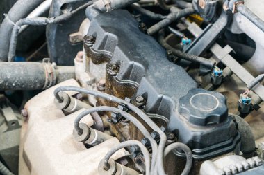 Yağ, içten yanmalı motorun kapağının altından sızar..