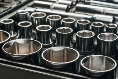 Tamir mekanizmaları için anahtarlar. Vidaları sökmek için prizler.