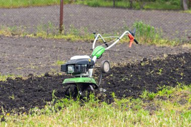 Bahçedeki toprağı işlemek için ekici..
