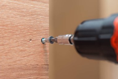 Mobilya montajı, tornavidayla doğrulama.