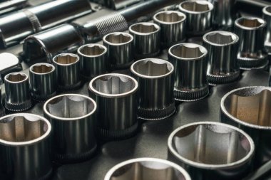 Tamir mekanizmaları için anahtarlar. Vidaları sökmek için prizler.