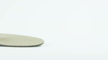 Ortopedik insole beyaz arkaplanda izole edildi. Ayak hastalıklarının tedavisi ve önlenmesi
