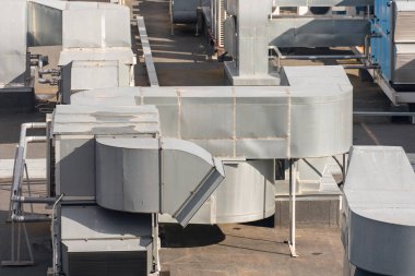 Endüstriyel bir binanın çatısına havalandırma ve havalandırma sistemi kuruldu..