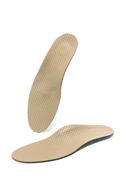 Ortopedik insole beyaz arkaplanda izole edildi. Ayak hastalıklarının tedavisi ve önlenmesi.