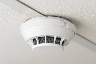 İtfaiye ekipmanları, duman dedektörü beyaz tavanda.