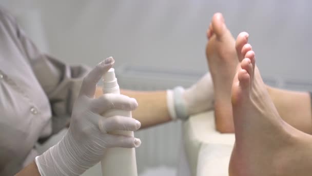 Pedicurist Sprutning Desinfektionsmedel Klientens Fötter — Stockvideo