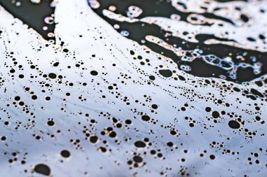 Bir sabun köpüğünün yüzeyindeki ışık tarafından oluşturulan güzel psikedelik soyutlama.