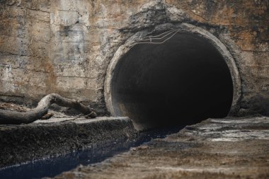Kanalizasyon borusu, tahsildardan kanalizasyon akışı. Çevre kirliliği.