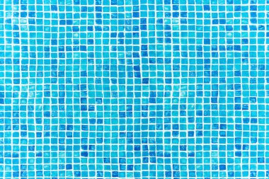 Mavi yüzme havuzunda suyun yüzeyinde dalgalanmalar.