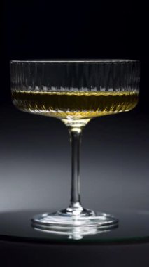 Siyah arka planda alkollü içki bardağı.