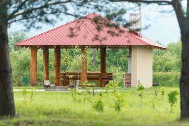 Yaz avlusunda odunlardan yapılmış ahşap çardak..